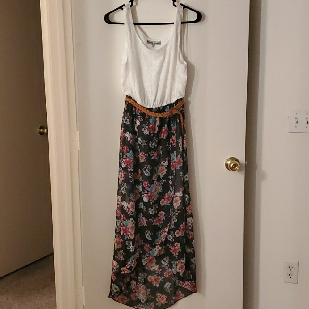 NWOT Almost Famous Sz M White/Floral dress